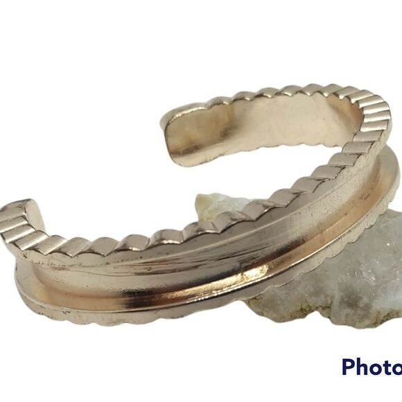 Rose gold hollowed out cuff bracelet - Picture 1 of 1